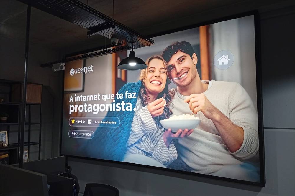 Caixa de luz interior com imagem impressa, instalada numa loja