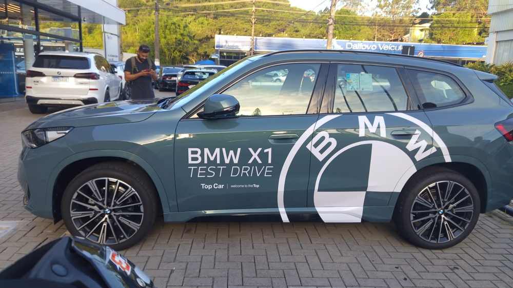 BMW X1 de test drive com logótipo e textos em vinil recortado branco na lateral